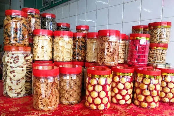 Satılık Çeşitli Çin Yeni Yılı Kurabiye Bisküvi Plastik Kavanoz — Stok fotoğraf