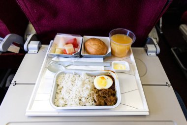 Temel uçak içi yemek ekonomi sınıfı oluşan pirinç, yumurta, biftek sosu, ekmek, meyve ve meyve suyu.