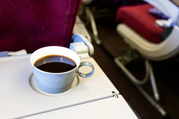 Kubek Gorącej Kawy Czarny Podawane Stół Kabinie Samolotu — Zdjęcie stockowe