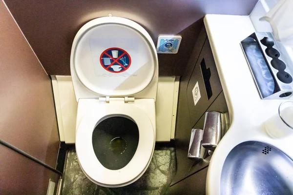 Невелика Туалетна Вбиральня Комерційних Літаках — стокове фото