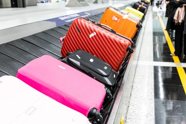 机场抵达时传送带上的行李行李回收 — 图库照片