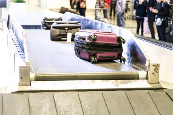 Gepäck Auf Dem Bandband Bei Der Ankunft Flughafen Zur Rückforderung — Stockfoto