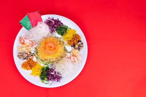 Servering Yee Sang Eller Yusheng Menes Bringe Held Taget Kinesisk - Stock-foto