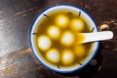 Tang Yuan veya yapışkan pirinç topu şekerli tatlı zencefil çorbası