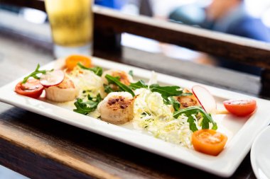 Izgara kurutulmuş taze tarak domates ve diğer sebze meze olarak hizmet