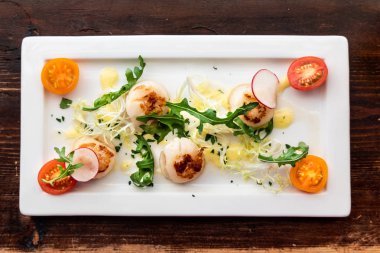 Izgara kurutulmuş taze tarağı havai görünümü domates ve diğer sebze meze olarak hizmet