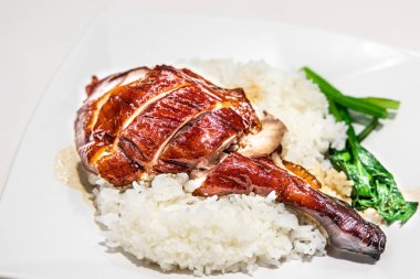 Hong Kong'ta restoranda pirinç gevrek deri ile taze kavrulmuş kaz porsiyon