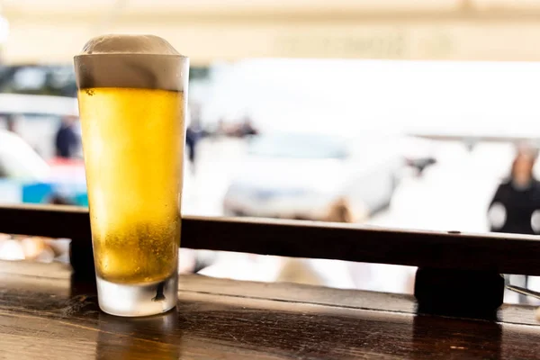 Copo Cerveja Gelada Dourada Balcão Frente Para Rua Restaurante — Fotografia de Stock