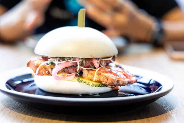 Läckra Sidfläsk Bao Eller Kinesiska Hamburgare Serveras Restaurang Hong Kong — Stockfoto