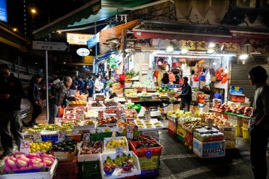 Hong Kong, 9 Şubat 2019: Hong Kong street Gece Pazarı faaliyet geç akşam çeşitli meyve ve sebze dağıtma