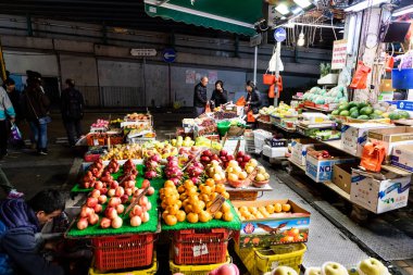 Hong Kong, 9 Şubat 2019: Hong Kong street Gece Pazarı faaliyet geç akşam çeşitli meyve ve sebze dağıtma