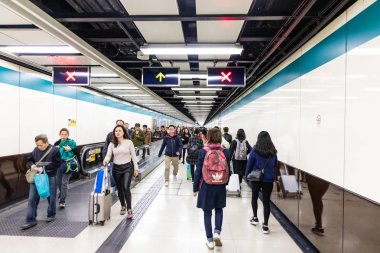 Hong Kong, 9 Şubat 2019: hafta içi acele saat sırasında Mtr metro sistemi acele insanlar