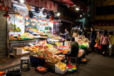 Hong Kong, 9 Şubat 2019: Hong Kong street Gece Pazarı faaliyet geç akşam çeşitli meyve ve sebze dağıtma