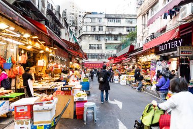 Hong Kong, 9 Şubat 2019: Hong Kong sokak pazara önemli dağıtım kanalı üzerinde çeşitli üretmek sebze, meyve, et, deniz ürünleri