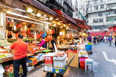 Hong Kong, 9 Şubat 2019: Hong Kong sokak pazara önemli dağıtım kanalı üzerinde çeşitli üretmek sebze, meyve, et, deniz ürünleri