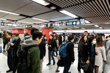Hong Kong, 9 Şubat 2019: hafta içi acele saat sırasında Mtr metro sistemi acele insanlar