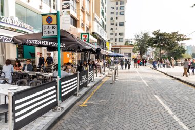 Hong Kong, 9 Şubat 2019: Stanley piyasasıdır Stanley, Hong Kong'da sokak bir pazar. Bu geleneksel bir eski açık pazar, restoranlar ve önemli bir turistik.