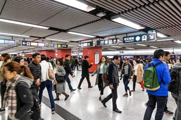 2019年2月9日 人们在工作日高峰时段冲过 Mtr 地铁系统 — 图库照片