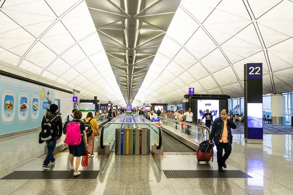 Гонконг Февраля 2019 Года Терминалы Международного Аэропорта Гонконга Связаны Валкалаторами — стоковое фото