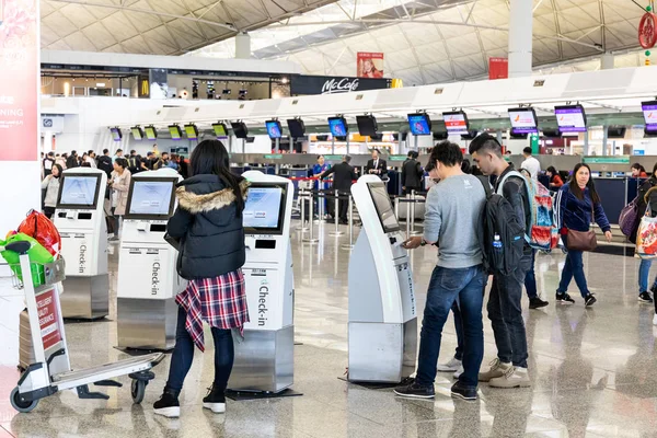 Гонконг Февраля 2019 Года Пассажиры Выполняющие Самостоятельную Регистрацию Рейс Автоматизированном — стоковое фото