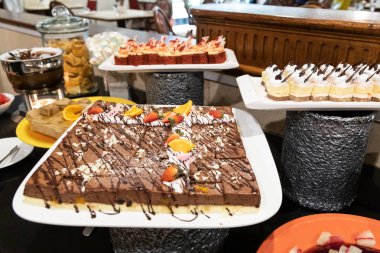 Tatlı kek ve pasta ve şekerlemeler yüksek şeker ve kalori içeriği ile yayılmasını