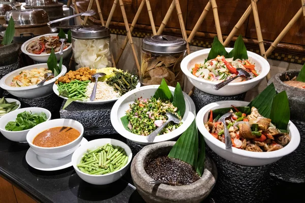Sebar Ulam Makanan Tradisional Melayu Dari Sayuran Mentah Dengan Saus — Stok Foto