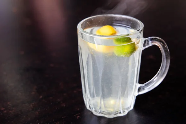 Succo Lime Calamansi Rinfrescante Caldo Bicchiere Bere Sfondo Scuro — Foto Stock