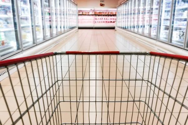Perspectiva Vista Del Carrito Compra Con Moderno Refrigerador Del Supermercado —  Fotos de Stock
