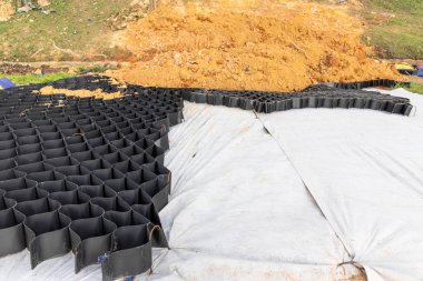 Portre üzerinde dik eğimli Izgaralar, yaprak ve toprak ile yamaç erozyon kontrolü üzerinde heyelan yönetmek için
