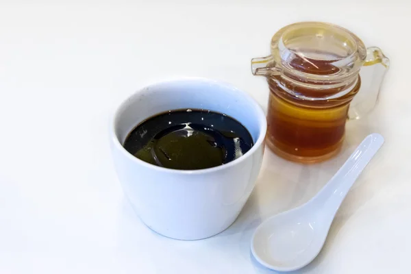 Guilinggao atau kura-kura jelly dengan madu. Herba tradisional Cina — Stok Foto