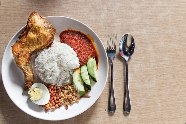 Enkla nasi lemak med sambal stekt kyckling, populära i Malaysia — Stockfoto