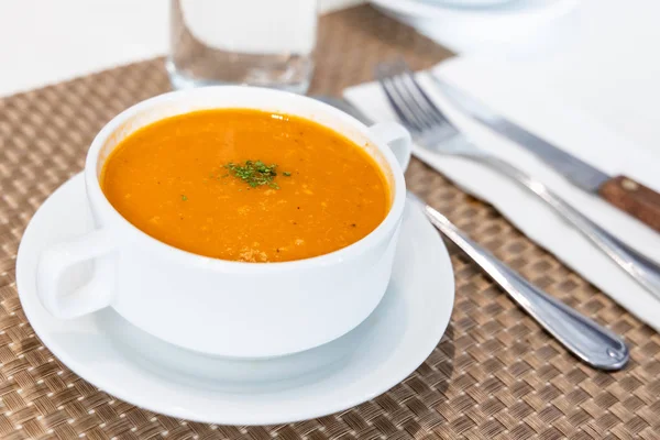 Serving of creamy tomato soup at restaurant — Stock Photo, Image