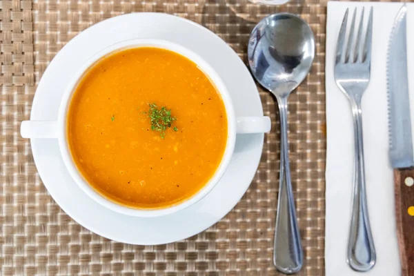 Serving of creamy tomato soup at restaurant — Stock Photo, Image