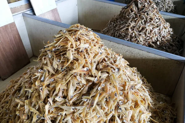 乾燥した皮をむいたアンチョビのヒープ。アジアの coo で人気の成分 — ストック写真