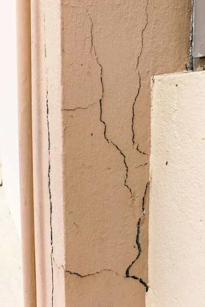 El pilar defectuoso y agrietado del edificio puede representar una amenaza para la seguridad — Foto de Stock
