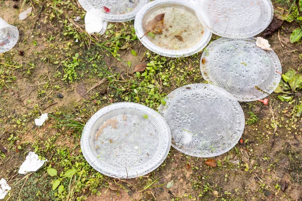 Беспорядочный мусор из пластика, не поддающегося биоразложению в мусорном ведре — стоковое фото