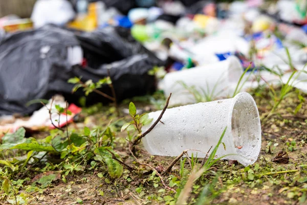 Дискримінація сміття з пластику, що не розкладається при смітті дю — стокове фото