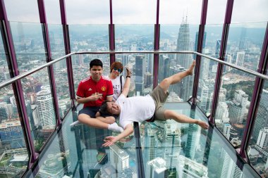 Kuala Lumpur, Malezya, Nisan 18, 2019: Ziyaretçiler Kl Tower Skybox fotoğraf çekmek, Skydeck. Kl Kulesi Kuala Lumpur popüler turistik.