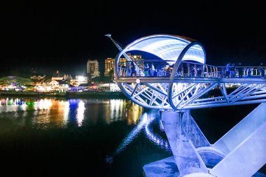 Kuching, Malezya, 18 Nisan 2019: Sarawak Nehri üzerindeki Darul Hana köprüsü Sarawak Eyalet Meclis Binası'nı denetleyerek Kuching'in popüler turizm merkezidir..