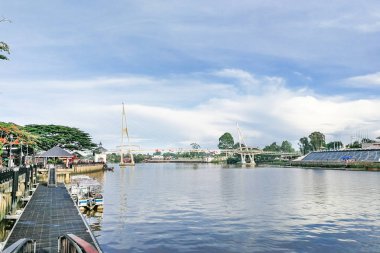 Kuching, Malezya, 18 Nisan 2019: Sarawak Nehri üzerindeki Darul Hana köprüsü Sarawak Eyalet Meclis Binası'nı denetleyerek Kuching'in popüler turizm merkezidir..