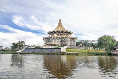 Kuching, Malezya, 18 Nisan 2019: Sarawak Eyalet Meclis Binası'nı denetleyen Sarawak Nehri, Kuching'in popüler turizm merkezidir..