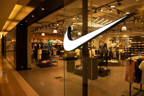KUALA LUMPUR, MALAYSIA, 18 April 2019: Nike, Inc. adalah sebuah perusahaan multinasional yang memasarkan alas kaki, pakaian, peralatan, aksesoris, dan jasa di seluruh dunia . — Stok Foto