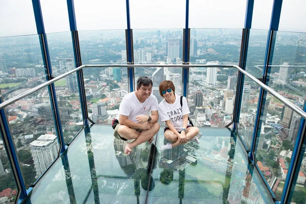 Kuala Lumpur, Malezya, Nisan 18, 2019: Ziyaretçiler Kl Tower Skybox fotoğraf çekmek, Skydeck. Kl Kulesi Kuala Lumpur popüler turistik.
