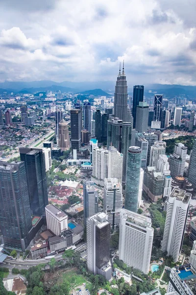 Kuala Lumpur, Malezja, 18 kwietnia 2019: Cityscape w Kuala Lumpur z kultowych budynków, takich jak Petronas Twin Tower. Widok z lotu ptaka z kl Tower. — Zdjęcie stockowe