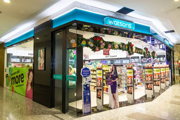 KUALA LUMPUR, MALAYSIA, 18 апреля 2019: Watsons - крупнейший магазин красоты и здоровья в Азии. В Малайзии насчитывается более 450 розничных магазинов . — стоковое фото
