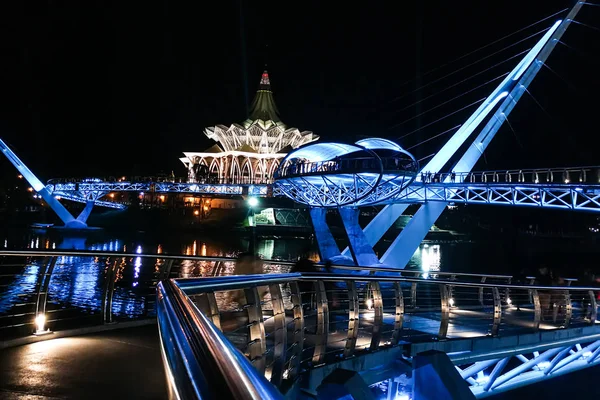 Kuching, Malezya, 18 Nisan 2019: Sarawak Nehri üzerindeki Darul Hana köprüsü Sarawak Eyalet Meclis Binası'nı denetleyerek Kuching'in popüler turizm merkezidir.. — Stok fotoğraf