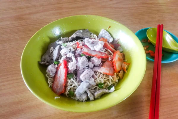 Simples sem frescuras Sarawak kolok mee, comida popular na Malásia — Fotografia de Stock