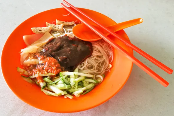 Sarawak bihun belacan com sotong, cozinha popular em Kuching — Fotografia de Stock