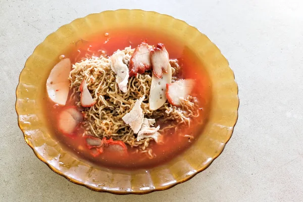 Mie saus tomat Sarawak dengan daging babi, makanan populer di Kuching — Stok Foto