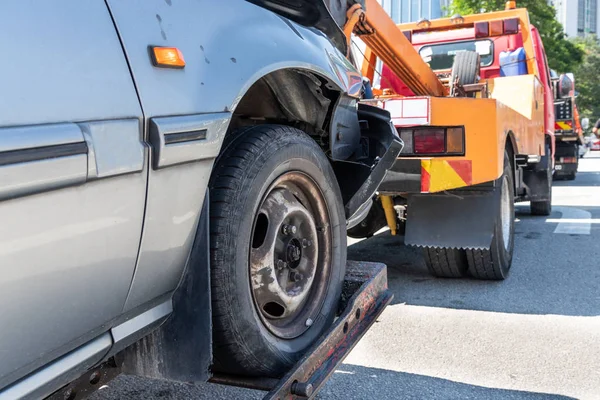 Буксирування вантажівки розбитого автомобіля в надзвичайній ситуації — стокове фото